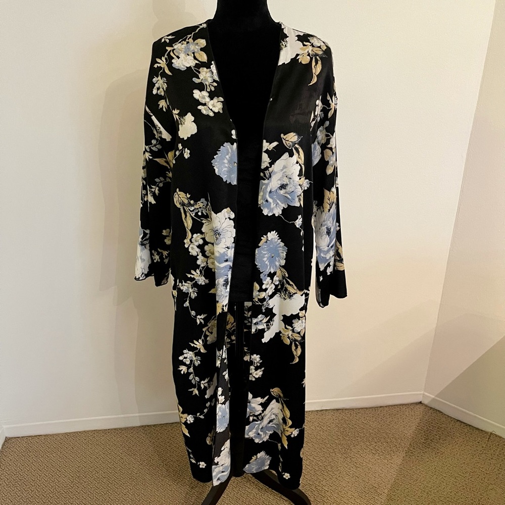 Fashion Nova Black Blue Floral Long Sleeve Kimono Jacket Size Medium - Picture 1 of 4